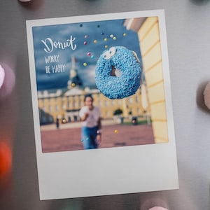Fröhlicher Fotomagnet "Donut worry, be happy!" im Polaroid Karten Stil | Lustiger Magnet mit Handlettering & Schloss Karlsruhe | Nr. 3147