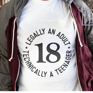 Juristisch Erwachsener technisch Teenager SVG PNG, 18. GEBURTSTAG Shirt Cricut svg, 18. Geburtstag Geschenk svg Cricut Datei, 18. Geburtstagsparty Shirt svg