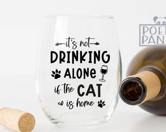 It's Not Drinking Alone If The Cat Is Home SVG PNG, Katzenliebhaber SVG, Muttertagssvg, Fellmama SVG, Trending SVG, Weinglas SVG, Trinksvg