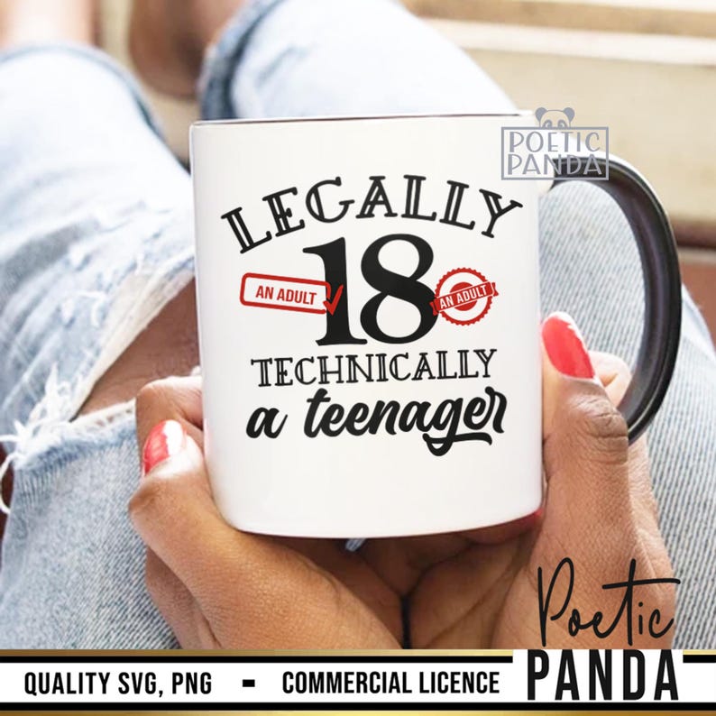 Pu&ograve; includere: Una tazza in ceramica bianca con un manico nero. La tazza ha un testo nero che recita "Legally 18 Technically a teenager" con un segno di spunta rosso accanto al numero 18. Il testo "An Adult" &egrave; scritto su un rettangolo rosso accanto al segno di spunta e su un cerchio rosso accanto al numero 18.