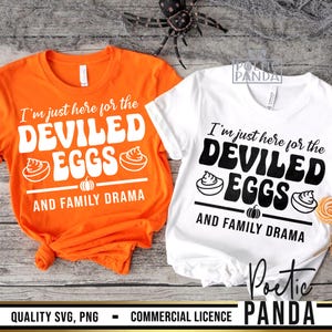 Può includere: Due magliette, una arancione e una bianca, con la scritta "I'm just here for the DEVILED EGGS AND FAMILY DRAMA". Il design include una grafica di uova farcite e una zucca. Le magliette sono di Poetic Panda.