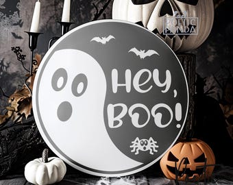 Hey Boo SVG PNG, appendino per porta di Halloween SVG file di taglio Cricut, decorazioni di Halloween SVG, cartello rotondo di Halloween SVG, porta d'ingresso SVG