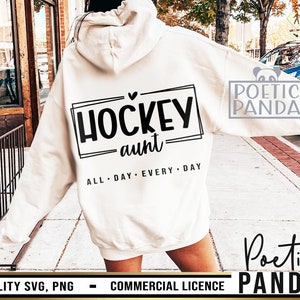 Puede incluir: Sudadera blanca con texto negro que dice "Hockey aunt - All day every day".