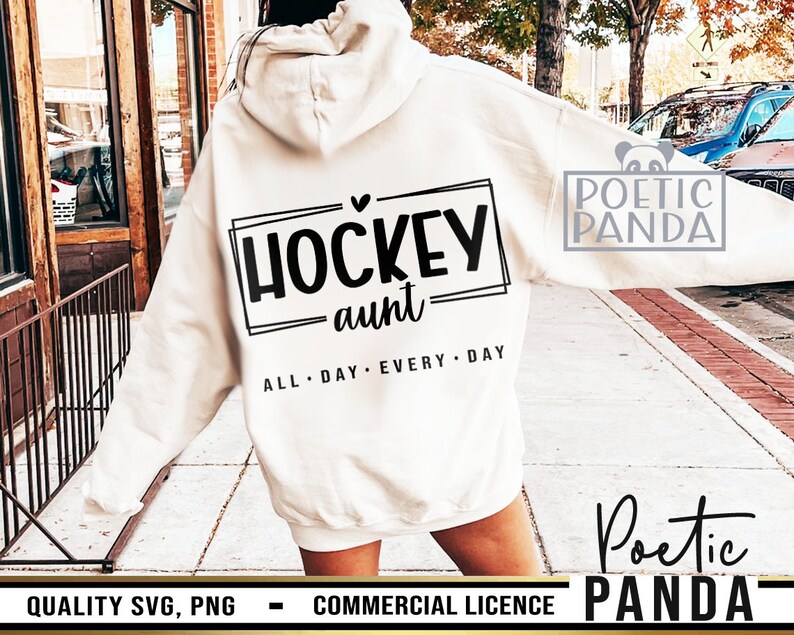 Puede incluir: Sudadera blanca con texto negro que dice "Hockey aunt - All day every day".