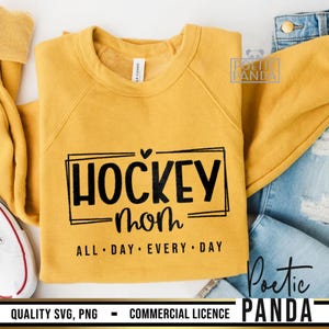 Puede incluir: Una sudadera amarilla con texto negro que dice "HOCKEY -mom ALL DAY EVERY DAY".