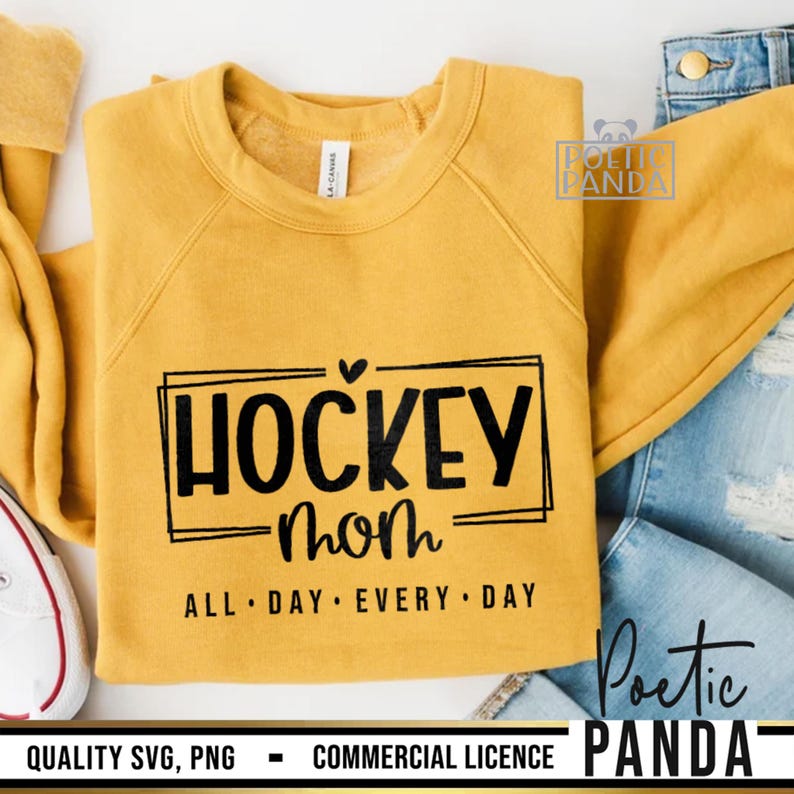 Puede incluir: Una sudadera amarilla con texto negro que dice "HOCKEY -mom ALL DAY EVERY DAY".