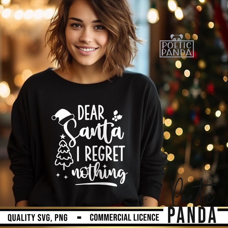 Pu&ograve; includere: Maglietta nera a maniche lunghe con la scritta bianca "DEAR Santa I REGRET nothing". Il design include un cappello di Babbo Natale, un albero di Natale e agrifoglio. La maglietta &egrave; a tema natalizio.