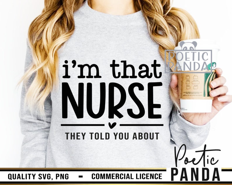 K&ouml;nnte beinhalten: Ein graues Sweatshirt mit dem Text "i'm that NURSE THEY TOLD YOU ABOUT" auf der Vorderseite. Das Sweatshirt wird von einer Person getragen, die eine Kaffeetasse h&auml;lt.