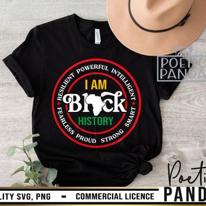 Puede incluir: Camiseta negra con un gráfico circular rojo, verde y amarillo que dice "I Am Black History" con las palabras "Resiliente, Poderoso, Inteligente, Intrépido, Orgulloso, Fuerte, Inteligente" alrededor del círculo.