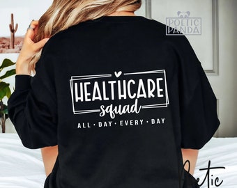 Puede incluir: Sudadera negra con texto blanco que dice "HEALTHCARE -squad- ALL DAY EVERY DAY".