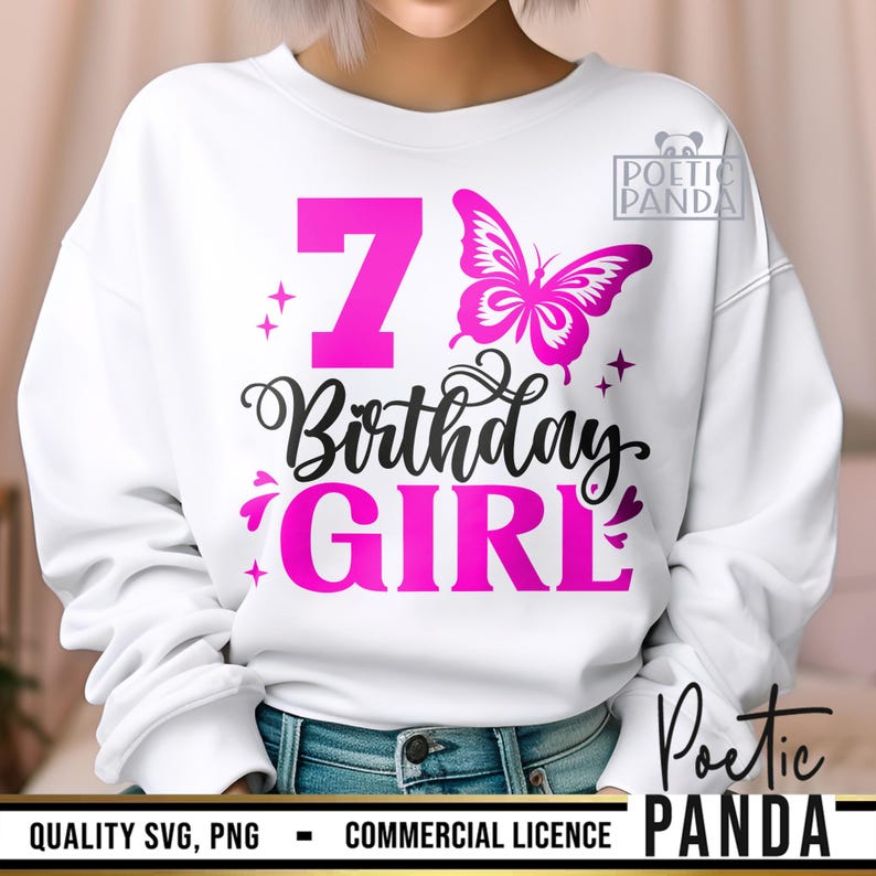 K&ouml;nnte beinhalten: Wei&szlig;er Pullover mit einem rosa Schmetterling und dem Text "7 Birthday Girl" in schwarzer und rosa Schrift.