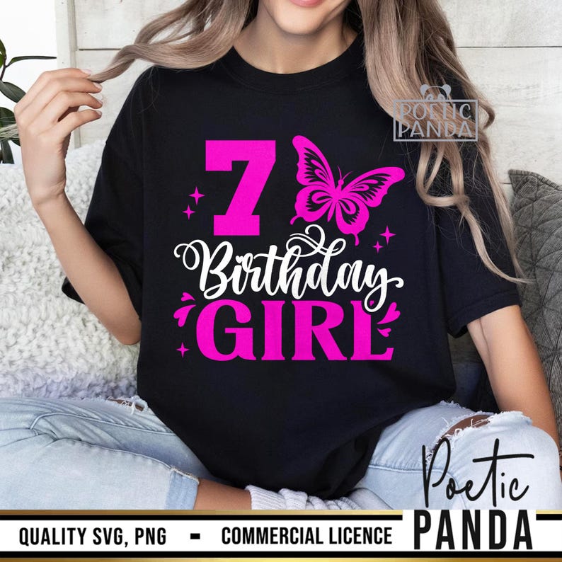 K&ouml;nnte beinhalten: Ein schwarzes T-Shirt mit einem rosa Schmetterling und dem Text "7 Birthday Girl" in rosa.