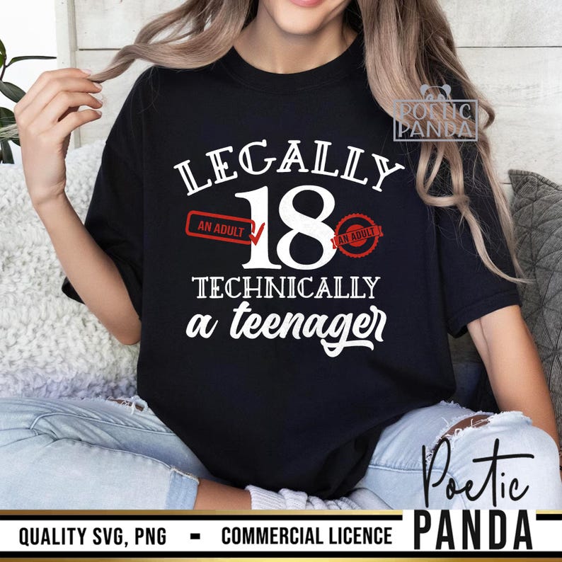 Pu&ograve; includere: Una maglietta nera con testo bianco che recita "LEGALLY 18 TECHNICALLY a teenager". Il numero 18 &egrave; grande e in grassetto. Ci sono due timbri rossi che dicono "AN ADULT" su entrambi i lati del numero 18.