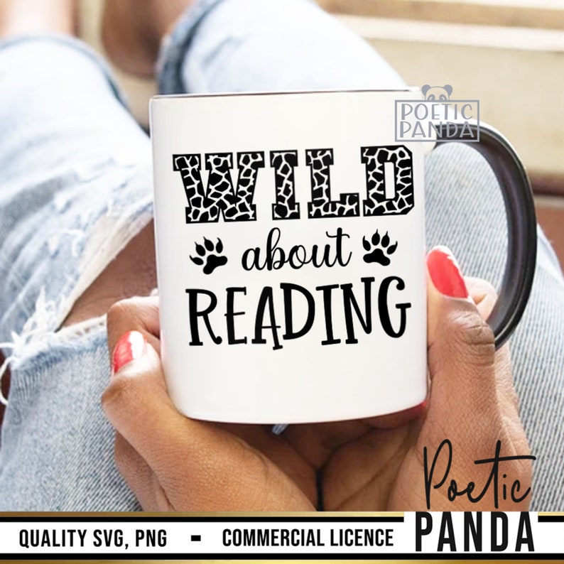 Puede incluir: Taza de cer&aacute;mica blanca con asa y borde negros, con el texto "WILD about READING" en negro. La palabra "WILD" tiene un estampado de jirafa. Las huellas de patas se utilizan como elementos de dise&ntilde;o. La taza est&aacute; sujeta por una persona.