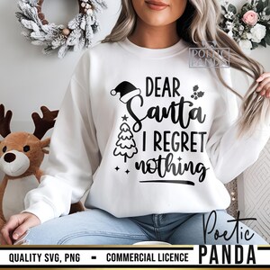 Pu&ograve; includere: Una felpa bianca con la scritta nera "DEAR Santa I REGRET nothing". Il design include un cappello di Babbo Natale, un albero di Natale e agrifoglio. Un capo festivo per le festivit&agrave; natalizie.