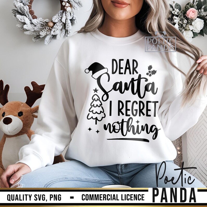 Pu&ograve; includere: Una felpa bianca con la scritta nera "DEAR Santa I REGRET nothing". Il design include un cappello di Babbo Natale, un albero di Natale e agrifoglio. Un capo festivo per le festivit&agrave; natalizie.