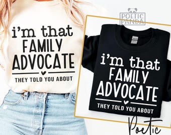 Puede incluir: Dos camisetas con el texto "Soy ese defensor de la familia del que te hablaron" en blanco y negro. Las camisetas están sobre un fondo blanco y negro.