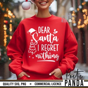 Pu&ograve; includere: Una felpa rossa con la scritta bianca "DEAR Santa I REGRET nothing". Il design include un cappello di Babbo Natale, un albero di Natale e agrifoglio. Un capo festivo per le festivit&agrave;.
