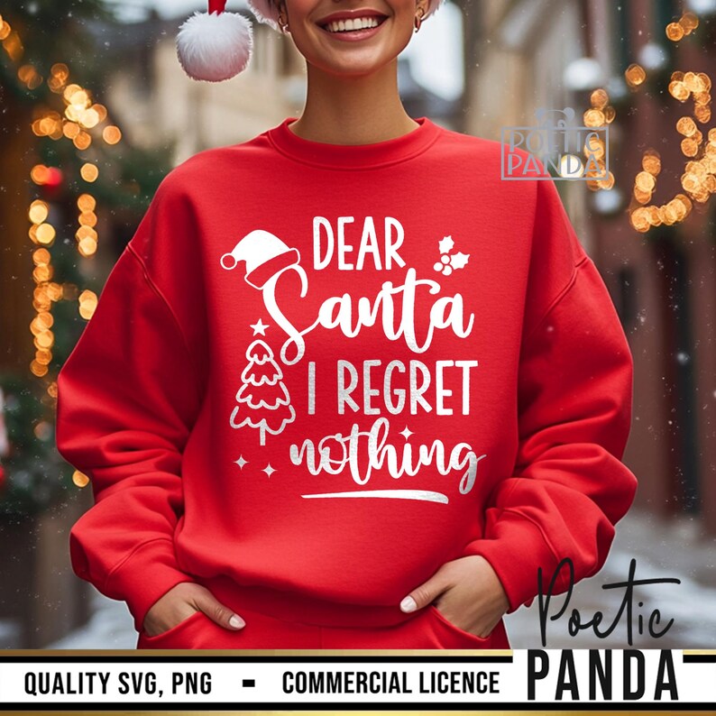 Pu&ograve; includere: Una felpa rossa con la scritta bianca "DEAR Santa I REGRET nothing". Il design include un cappello di Babbo Natale, un albero di Natale e agrifoglio. Un capo festivo per le festivit&agrave;.