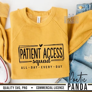 Könnte beinhalten: Ein gelber Pullover mit dem Text "PATIENT ACCESS -squad- ALL DAY EVERY DAY" in schwarzer Schrift. Der Text befindet sich in einem schwarzen Rechteck mit einem kleinen Herzen darüber.