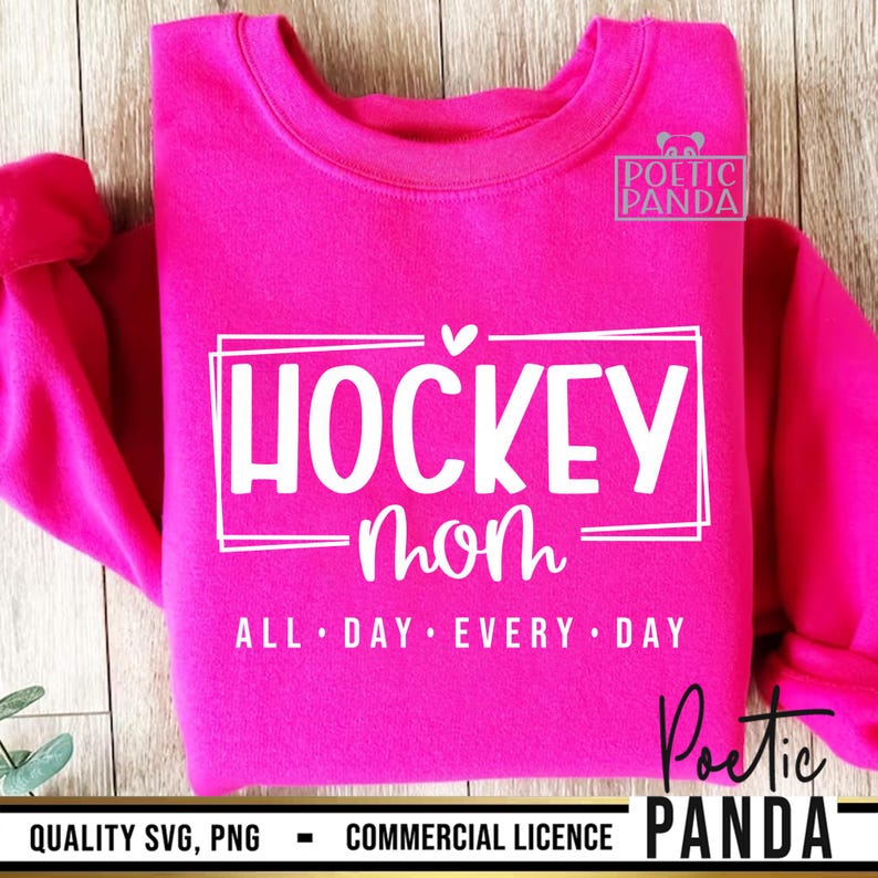 Puede incluir: Sudadera rosa con texto blanco que dice "HOCKEY mom ALL DAY EVERY DAY" y un peque&ntilde;o coraz&oacute;n sobre la palabra "HOCKEY". El texto "Poetic Panda" est&aacute; en la esquina inferior derecha.