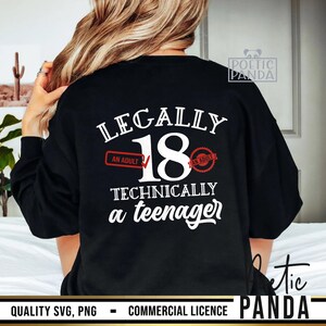 Pu&ograve; includere: Felpa nera con testo bianco che recita "LEGALLY 18 TECHNICALLY a teenager". Il numero 18 &egrave; in un grande carattere bianco. Ci sono due timbri rossi che dicono "AN ADULT" con un segno di spunta su uno e un cerchio attorno all'altro.