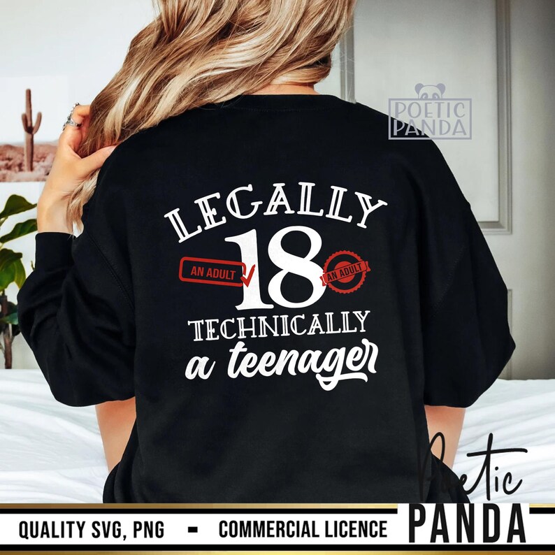Pu&ograve; includere: Felpa nera con testo bianco che recita "LEGALLY 18 TECHNICALLY a teenager". Il numero 18 &egrave; in un grande carattere bianco. Ci sono due timbri rossi che dicono "AN ADULT" con un segno di spunta su uno e un cerchio attorno all'altro.