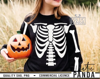 Puede incluir: Una sudadera negra con un diseño de esqueleto blanco en la parte delantera. La sudadera la lleva puesta una persona que sostiene una calabaza de Halloween. El texto "Poetic Panda" es visible en la sudadera.