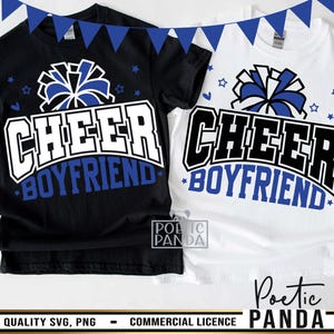 Könnte beinhalten: Zwei schwarze und weiße T-Shirts mit dem Text "Cheer Boyfriend" in blauen und weißen Buchstaben. Die Shirts zeigen ein blaues und weißes Cheerleader-Pompon-Motiv.