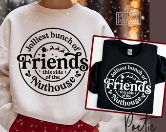 Puede incluir: Una sudadera blanca con un diseño circular que dice "Jolliest bunch of Friends this side of the Nuthouse" en texto negro. Se muestra una camiseta negra con el mismo diseño. Las palabras "Quality SVG, PNG - Commercial Licence" están en la parte inferior.