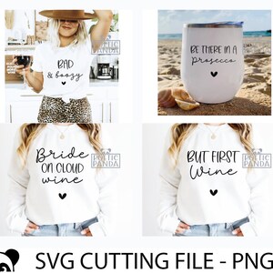 Op de afbeelding: Vier witte T-shirts met verschillende wijn-gerelateerde zinnen erop gedrukt. De zinnen zijn "Bad & Boozy", "Bride on Cloud Wine", "But First Wine", en "Be There in a Prosecco".