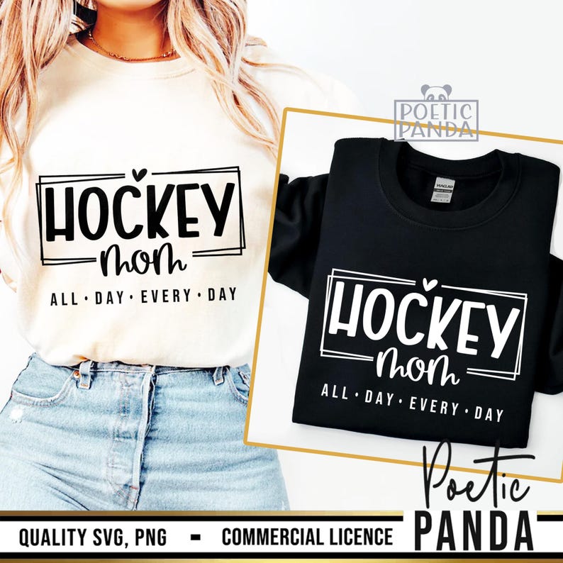 Puede incluir: Dos camisetas blancas con texto negro que dice "HOCKEY mom ALL DAY EVERY DAY". Las camisetas se muestran en modelos. El texto est&aacute; en negrita, escrito a mano.