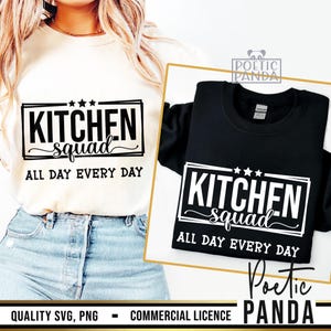 以下が含まれることがあります： クリーム色と黒の2枚のスウェットシャツ。それぞれに「KITCHEN squad ALL DAY EVERY DAY」というテキストが白い長方形のデザインでプリントされています。クリーム色のスウェットシャツは着用されています。黒いスウェットシャツは金色の背景に表示されています。