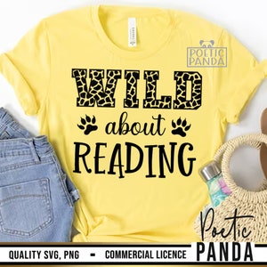 Puede incluir: Camiseta amarilla con el texto negro "WILD about READING". La palabra "WILD" tiene un estampado de jirafa. La camiseta se combina con vaqueros azules y un bolso de paja.