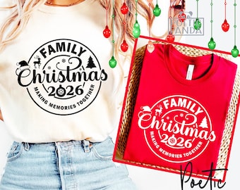 Può includere: Una t-shirt color crema e una t-shirt rossa piegata, entrambe con una grafica circolare nera o bianca con il testo Family Christmas 2026 Making Memories Together, una renna, un cappello da Babbo Natale, un abete e una pallina di Natale.