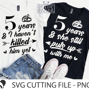 結婚5周年記念SVG PNG、5周年記念SVG、カップルシャツSVG、面白いギフトSVG、彼と彼女のシャツSVG、私たちはまだSVG
