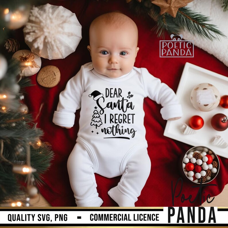Pu&ograve; includere: Un body bianco per neonati con maniche lunghe con la scritta nera "DEAR Santa I REGRET nothing". Il body presenta un cappello da Babbo Natale e una grafica ad albero di Natale. Il bambino &egrave; sdraiato su una superficie rossa, circondato da decorazioni natalizie.
