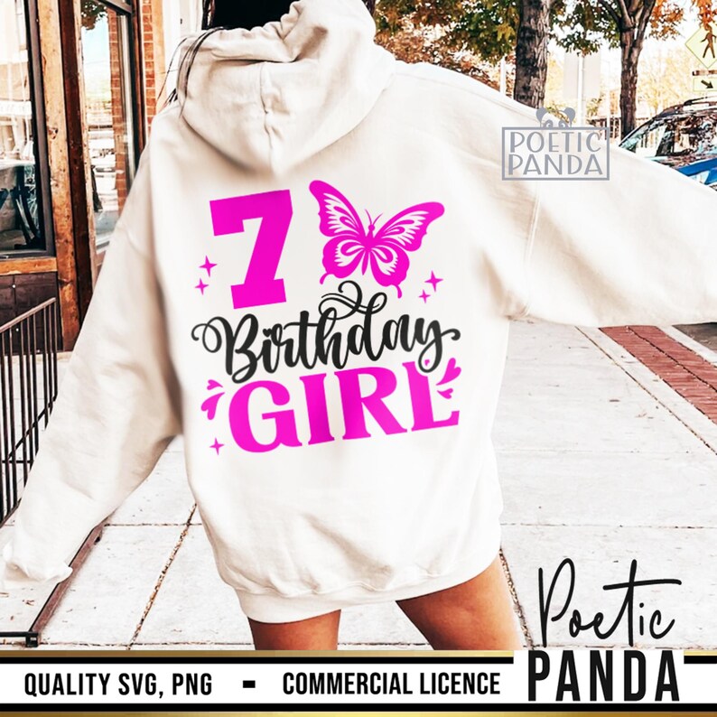 K&ouml;nnte beinhalten: Wei&szlig;er Hoodie mit einem rosa Schmetterling und dem Text "7 Birthday Girl" auf der R&uuml;ckseite.