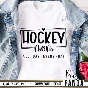 Puede incluir: Camiseta blanca con texto negro que dice "HOCKEY mom ALL DAY EVERY DAY".