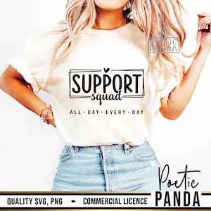 Op de afbeelding: Een wit T-shirt met zwarte tekst die "SUPPORT -squad- ALL DAY EVERY DAY" luidt.