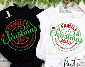 Può includere: Due magliette, una nera e una bianca, con una grafica a tema natalizio. Il design presenta le parole "Family Christmas 2025" in un cerchio verde, con un cappello di Babbo Natale e alberi di Natale. È incluso anche il testo "Making Memories Together".