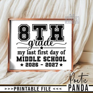 以下が含まれることがあります： 「8th grade my last first day of Middle School 2026-2027」のテキストが入った額入りプリント。テキストは黒色で、装飾的なフォントです。フレームは銅色です。「Printable File」の文字が下部にあります。