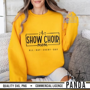 Puede incluir: Sudadera amarilla con texto negro que dice "Show Choir Mom - All Day Every Day" con notas musicales sobre el texto.