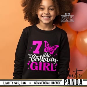 K&ouml;nnte beinhalten: Ein schwarzes Sweatshirt mit einem rosa Schmetterling und dem Text "7 Birthday Girl" in wei&szlig;er und rosa Schrift.