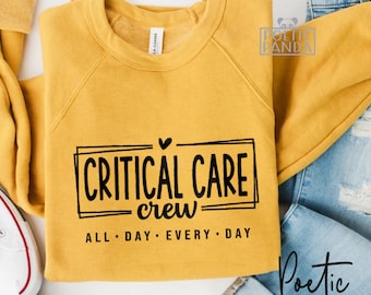 Peut inclure: Un sweat-shirt jaune avec le texte "CRITICAL CARE crew ALL DAY EVERY DAY" en lettres noires. Le texte est à l'intérieur d'un rectangle noir avec un petit cœur au-dessus.