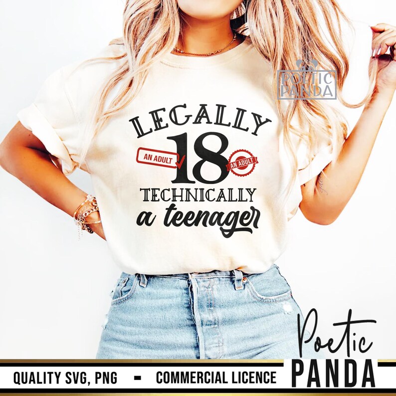 Pu&ograve; includere: Una maglietta bianca con il testo "LEGALLY 18 TECHNICALLY a teenager" in nero. Il numero 18 &egrave; grande e in grassetto. Ci sono due timbri rossi che dicono "AN ADULT" su entrambi i lati del numero 18. Un timbro ha un segno di spunta e l'altro un cerchio.