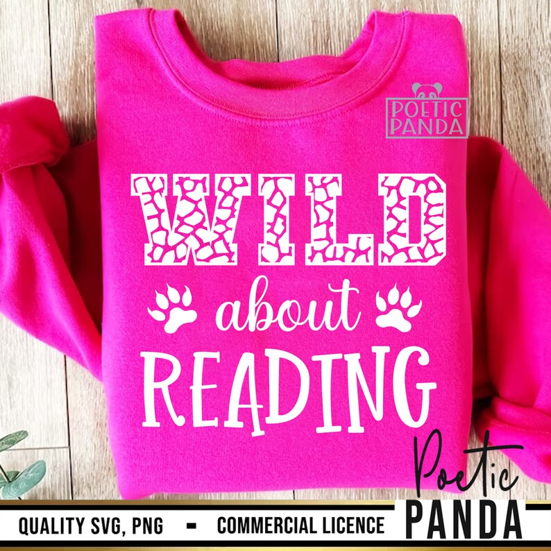 Puede incluir: Una sudadera rosa brillante con las palabras "WILD about READING" en blanco. La palabra "WILD" tiene un patr&oacute;n de jirafa. Huellas de patas est&aacute;n debajo. La sudadera tiene el texto "QUALITY SVG, PNG - COMMERCIAL LICENCE" en la parte inferior.