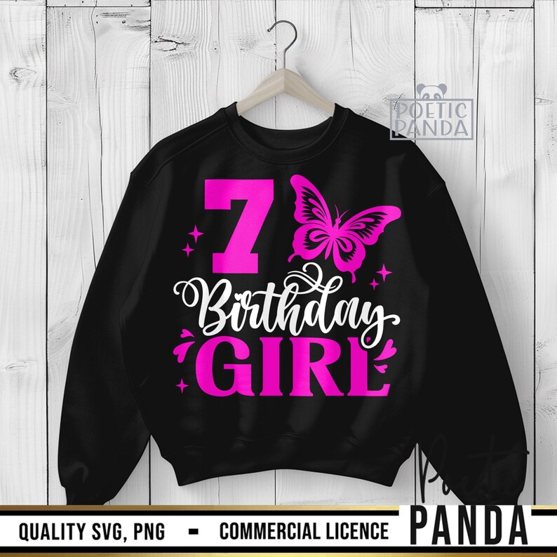 K&ouml;nnte beinhalten: Schwarzer Pullover mit einer pinkfarbenen Zahl 7, den Worten "Birthday Girl" und einem pinkfarbenen Schmetterlingsdesign.