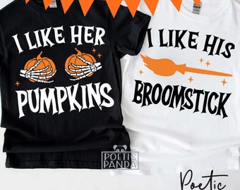 Puede incluir: Dos camisetas blancas y negras con temática de Halloween. La primera camiseta dice "Me gustan sus calabazas" con un gráfico de dos calabazas con manos. La segunda camiseta dice "Me gusta su escoba" con un gráfico de una escoba.