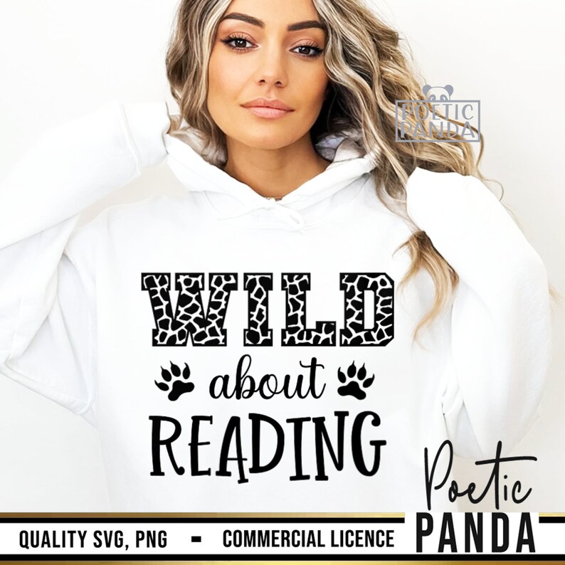 Puede incluir: Sudadera con capucha blanca con el texto "WILD about READING" en negro y un estampado de jirafa. El dise&ntilde;o incluye huellas de patas y las palabras est&aacute;n en una fuente audaz y legible. La imagen tambi&eacute;n incluye el texto "QUALITY SVG, PNG - COMMERCIAL LICENCE".